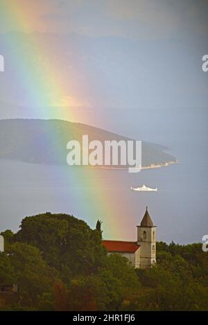Arcobaleno e traghetto nel nord dell'isola Losinj, Croazia, Cres, Losinj Foto Stock