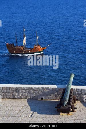 Vista dal bastione con cannone al Mare Adriatico con vecchia nave a vela, Croazia, Dubrovnik Foto Stock