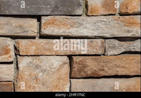 Pareti di fondo di pietra sono impilate. Sfondo e carta da parati con rivestimento in pietra. Foto Stock