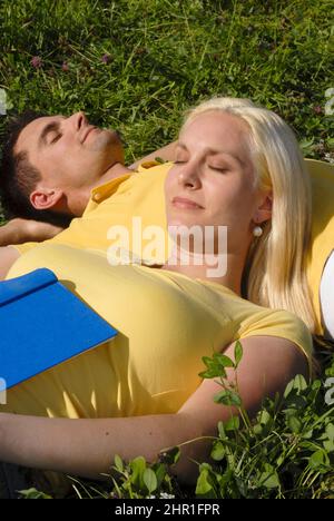 Coppia amorevole che giace in un prato , Germania Foto Stock