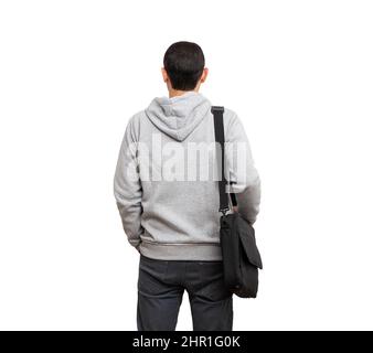 Giovane uomo bello che indossa casual felpa con cappuccio grigio con valigia in piedi e dal retro su sfondo isolato Foto Stock