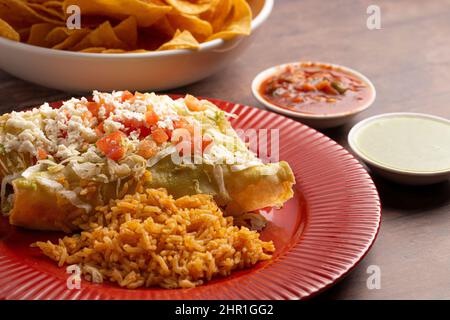 Un paio di Enchiladas Mexicana con riso stagionato Foto Stock