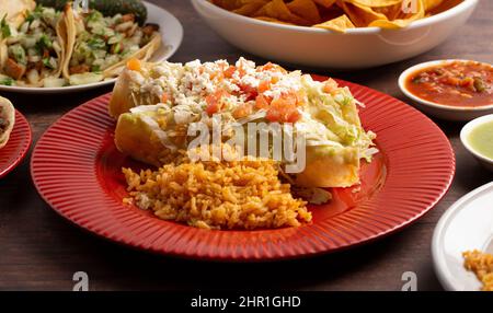 Un paio di Enchiladas Mexicana con riso stagionato Foto Stock