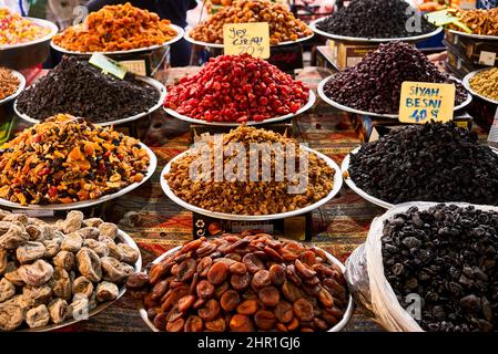 Bacche secche sul bancone. Uvetta, albicocche secche, prugne. Cibo vegano. Cibo sano Foto Stock