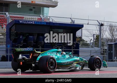 Montmelo, Spagna. 24th Feb 2022. Circuit de Barcelona-Catalunya, Montmelo, Spagna il 24 febbraio 2022 Sebastian Vettel (GER), Aston Martin AMR22 e il Muro Williams Pit durante LA FORMULA 1 PRE-STAGIONE SESSIONE DI PISTA ELEANOR HOAD Credit: Ogni secondo Media/Alamy Live News Foto Stock