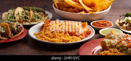 Un paio di Enchiladas con salsa rossa e riso stagionato Foto Stock