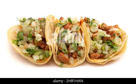 Tre Chicken Street Tacos isolato su uno sfondo bianco Foto Stock