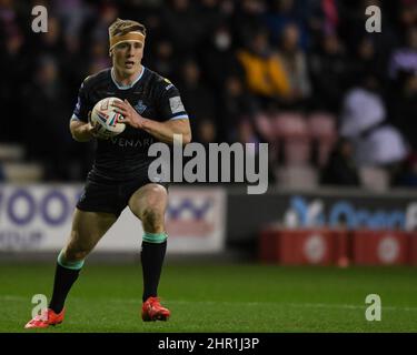 Wigan, Regno Unito. 24th Feb 2022. Adam o'Brien #19 di Huddersfield Giants con la palla a Wigan, Regno Unito il 2/24/2022. (Photo by SW Photo via/News Images/Sipa USA) Credit: Sipa USA/Alamy Live News Foto Stock