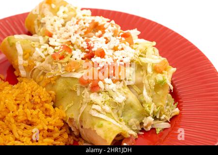 Un paio di Enchiladas Mexicana con riso stagionato isolato su sfondo bianco Foto Stock