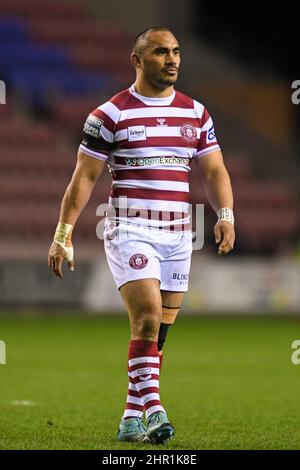 Wigan, Regno Unito. 24th Feb 2022. Thomas Leuluai #7 di Wigan Warriors in azione durante il gioco a Wigan, Regno Unito il 2/24/2022. (Photo by SW Photo via/News Images/Sipa USA) Credit: Sipa USA/Alamy Live News Foto Stock