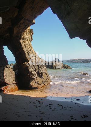 Il volto di Gesù scolpito naturalmente su una grotta sulla spiaggia situata in Costa Vicentina in Portogallo. Foto Stock