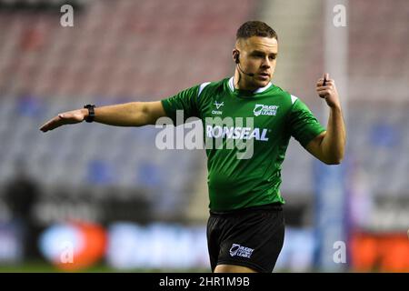 Wigan, Regno Unito. 24th Feb 2022. L'arbitro Tom Grant fornisce istruzioni durante il gioco a Wigan, Regno Unito il 2/24/2022. (Photo by SW Photo via/News Images/Sipa USA) Credit: Sipa USA/Alamy Live News Foto Stock