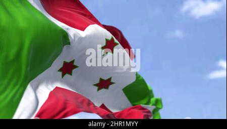 Dettaglio della bandiera nazionale del Burundi che sventola nel vento in una giornata limpida. Democrazia e politica. Patriottismo. Messa a fuoco selettiva. Il Burundi è senza sbocco sul mare Foto Stock