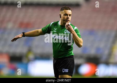 Wigan, Regno Unito. 24th Feb 2022. Arbitro Tom Grant in azione durante la partita a Wigan, Regno Unito, il 2/24/2022. (Photo by SW Photo via/News Images/Sipa USA) Credit: Sipa USA/Alamy Live News Foto Stock