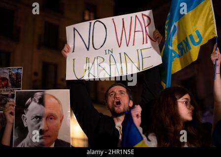 Spagna. 24th Feb 2022. La gente protesta contro l'invasione dell'Ucraina da parte della Russia in piazza San Jaume a Barcellona, in Spagna, il 25 febbraio 2022. Le città e le basi militari ucraine sono state attaccate nelle prime ore del mattino dall'esercito russo in quella che il presidente russo Vladimir Putin ha definito "un'operazione speciale”. (Foto di Davide Bonaldo/Sipa USA) Credit: Sipa USA/Alamy Live News Foto Stock