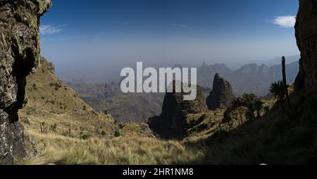 Panorama paesaggistico del Parco Nazionale delle montagne Simien nelle Highlands dell'Etiopia settentrionale. Foto Stock