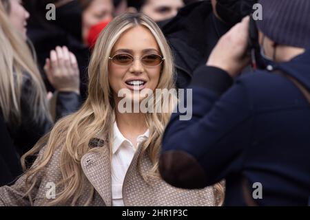 Milano, Italia. 24th Feb 2022. Ana Mena è presente prima della sfilata Emporio Armani durante la settimana della Moda di Milano Autunno/Inverno 2022/2023 il 24 febbraio 2022 a Milano. Foto: Cinzia Camela. Credit: Independent Photo Agency/Alamy Live News Foto Stock