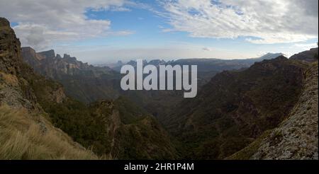 Panorama paesaggistico del Parco Nazionale delle montagne Simien nelle Highlands dell'Etiopia settentrionale. Foto Stock