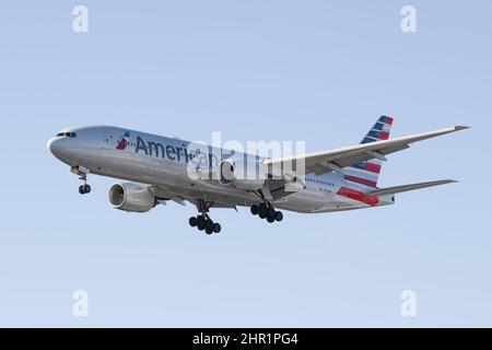SeaTac, WA, USA - 23 febbraio 2022; American Airlines 777-200 atterra con le ruote in volo da Londra Heathrow a Seattle Foto Stock