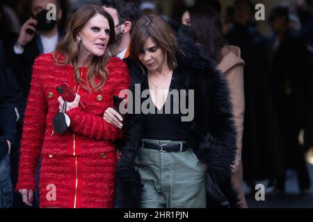 Anna dello Russo e Karin Roitfeld sono visti dopo la sfilata di moda Emporio Armani durante la settimana della Moda di Milano Autunno/Inverno 2022/2023 del 24 febbraio, Foto Stock