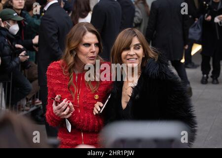 Anna dello Russo e Karin Roitfeld sono visti dopo la sfilata di moda Emporio Armani durante la settimana della Moda di Milano Autunno/Inverno 2022/2023 del 24 febbraio, Foto Stock