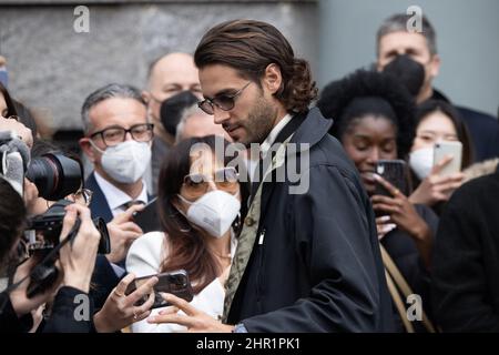 Milano, Italia. 24th Feb 2022. Gianmarco tamberi è visto arrivare alla sfilata Emporio Armani durante la settimana della Moda di Milano Autunno/Inverno 2022/2023 il 24 febbraio 2022 a Milano. Foto: Cinzia Camela. Credit: Independent Photo Agency/Alamy Live News Foto Stock