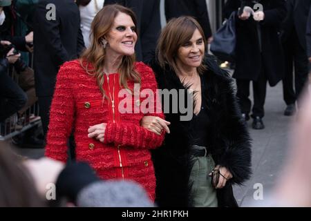 Anna dello Russo e Karin Roitfeld sono visti dopo la sfilata di moda Emporio Armani durante la settimana della Moda di Milano Autunno/Inverno 2022/2023 del 24 febbraio, Foto Stock