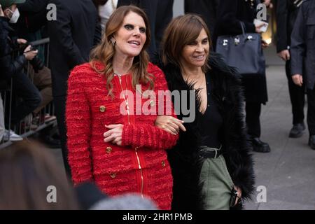 Anna dello Russo e Karin Roitfeld sono visti dopo la sfilata di moda Emporio Armani durante la settimana della Moda di Milano Autunno/Inverno 2022/2023 del 24 febbraio, Foto Stock