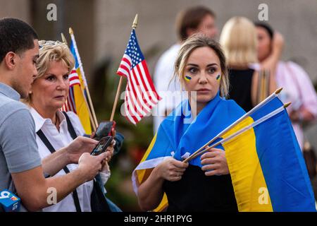 Hallandale, Florida, Stati Uniti. Febbraio 24th 2022. Miami: La guerra Ucraina protesta. Protesta contro l'invasione russa dell'Ucraina. Alcuni ucraini a Miami, Sunny Isles Beach, Boca Raton, South Beach protestano contro l'invasione dell'esercito russo in Ucraina. Ucraina segni e messaggi di protesta della guerra. Credit: Yaroslav Sabitov/YES Market Media/Alamy Live News Foto Stock