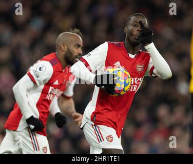 Londra, Regno Unito. 25th Feb 2022. Nicolas Pepe (R) dell'Arsenal festeggia dopo aver segnato la partita della Premier League inglese tra Arsenal e Wolverhampton Wanderers a Londra, in Gran Bretagna, il 24 febbraio 2022. Credit: Xinhua/Alamy Live News Foto Stock