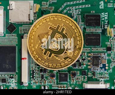 Bitcoin su una scheda a circuito stampato criptovalute estrazione concetti Foto Stock