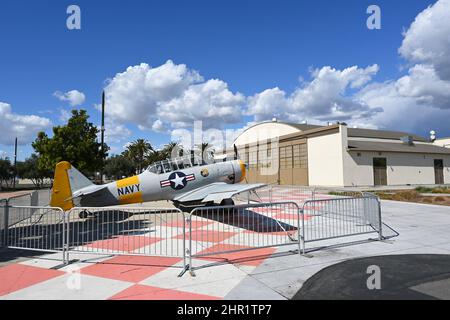 IRVINE, CALIFORNIA - 23 FEB 2022: Un SNJ-5 Texan era la seconda Guerra Mondiale in mostra di fronte all'hangar all'Orange County Great Park. Foto Stock