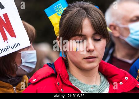 MADRID, SPAGNA - FEBBRAIO 24: Ragazza Ucraina partecipa a una manifestazione per protestare contro l'invasione dell'Ucraina da parte della Russia con un cuore dipinto sul suo volto in t Foto Stock