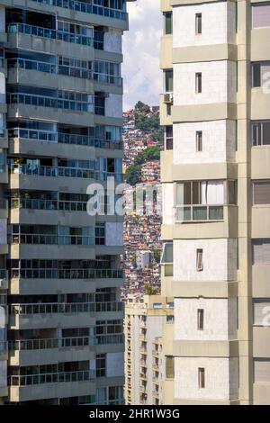 Rocinha favela tra gli edifici del quartiere Sao Conrado a Rio de Janeiro. Foto Stock