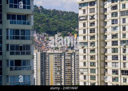 Rocinha favela tra gli edifici del quartiere Sao Conrado a Rio de Janeiro. Foto Stock