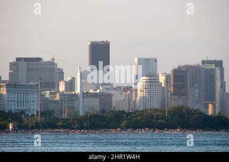 flamengo spiaggia, con gli edifici del centro di Rio de Janeiro, Brasile. Foto Stock