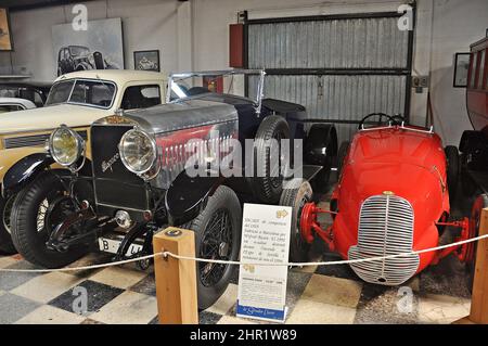 Hispano Suiza T49 (1928) e Ricard (1929)-Salvador Claret collezione di auto e moto a Sils, Barcellona, Catalogna, Spagna Foto Stock