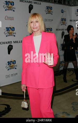 Los Angeles, Stati Uniti. 28th Feb 2011. Sally Kellerman al Gala annuale della Notte di 100 Stelle 21st. Arrivi al Beverly Hills Hotel Crystal Ballroom di Beverly Hills, CA, 27 febbraio 2011. Foto di Joseph Martinez /PictureLux Credit: PictureLux/The Hollywood Archive/Alamy Live News Foto Stock