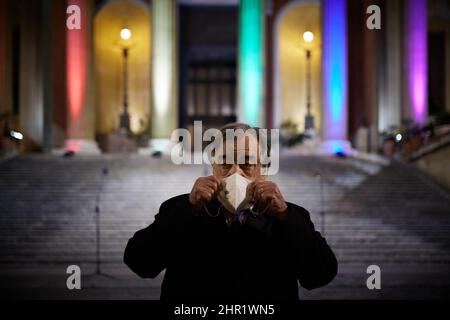 Palermo, Sicilia, Italia. 24th Feb 2022. I manifestanti si porterano a Piazza Verdi e al Teatro massimo di Palermo per protestare contro l'invasione dell'Ucraina da parte della Russia. Coro bambini del Teatro massimo cantando per la pace durante la protesta. Intervento del sindaco LEOLUCA ORLANDO che condanna l'attacco di Putin all'Ucraina. Credit: Victoria Herranz/ZUMA Wire/ZUMAPRESS.com/Alamy Live News Foto Stock