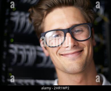 Prendersi cura delle esigenze di rete. Un tecnico del computer sorridente. Foto Stock