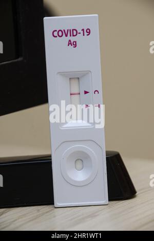 Kenya. 24th Feb 2022. In questa foto di illustrazione un kit di test dell'antigene Covid-19 mostra risultati negativi. Credit: SOPA Images Limited/Alamy Live News Foto Stock