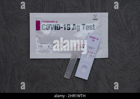 Kenya. 24th Feb 2022. In questa illustrazione, foto di un kit per test dell'antigene Covid-19, situato accanto a una provetta tampone di estrazione con il campione che mostra risultati negativi. Credit: SOPA Images Limited/Alamy Live News Foto Stock