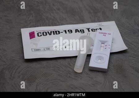 Kenya. 24th Feb 2022. In questa illustrazione, foto di un kit per test dell'antigene Covid-19, situato accanto a una provetta tampone di estrazione con il campione che mostra risultati negativi. Credit: SOPA Images Limited/Alamy Live News Foto Stock