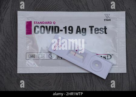 Kenya. 24th Feb 2022. In questa foto di illustrazione un kit di test dell'antigene Covid-19 mostra risultati negativi. Credit: SOPA Images Limited/Alamy Live News Foto Stock