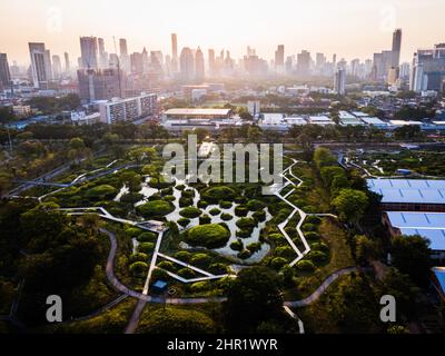 Bangkok, Tailandia. 24th Feb 2022. (NOTA DEI REDATTORI: Immagine scattata con il drone) veduta aerea del Parco Benchakitti a Bangkok.vita quotidiana intorno a Bangkok come la Thailandia si prepara a rilassare i requisiti per il programma 'Test and Go', il suo sistema di ingresso senza quarantena per i turisti internazionali completamente vaccinati. L'alleggerimento dei requisiti di accesso avviene quando il paese sta vivendo un'impennata di infezioni COVID-19, in media oltre 20.000 casi segnalati al giorno. (Foto di Matt Hunt/SOPA Images/Sipa USA) Credit: Sipa USA/Alamy Live News Foto Stock