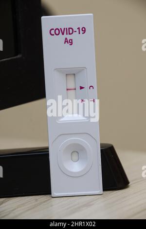 Kenya. 24th Feb 2022. In questa foto di illustrazione un kit di test dell'antigene Covid-19 mostra risultati negativi. (Foto di John Ochieng/SOPA Images/Sipa USA) Credit: Sipa USA/Alamy Live News Foto Stock