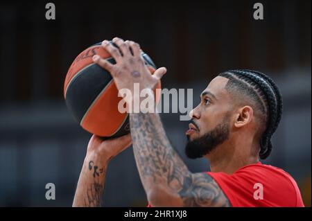 ATENE, GRECIA - FEBBRAIO 24: Tyler Dorsey, #2 di Olympiacos Piraeus durante la gara della stagione Regular Season Round 27 della Turkish Airlines Eurolega tra Olympiacos Piraeus e AX Armani Exchange Milano al Peace and Friendship Stadium il 24 Febbraio 2022 ad Atene, Grecia. Credit: Stefanos Kyriazis/Alamy Live News Foto Stock