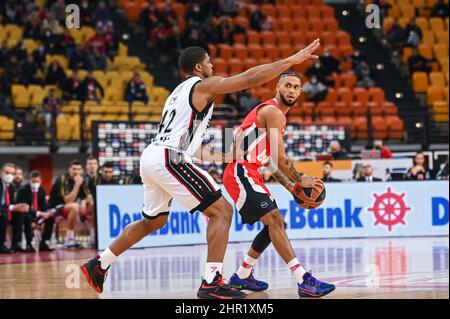 ATENE, GRECIA - FEBBRAIO 24: Tyler Dorsey, #2 di Olympiacos Piraeus durante la gara della stagione Regular Season Round 27 della Turkish Airlines Eurolega tra Olympiacos Piraeus e AX Armani Exchange Milano al Peace and Friendship Stadium il 24 Febbraio 2022 ad Atene, Grecia. Credit: Stefanos Kyriazis/Alamy Live News Foto Stock