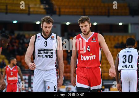 ATENE, GRECIA - FEBBRAIO 24: SASHA VEZENKOV, #14 di Olympiacos Pireo con NICOLO MELLI, #9 di AX Armani Exchange Milano in azione durante la stagione regolare dell'Eurolega Turkish Airlines turno 27 tra Olympiacos Pireo e AX Armani Exchange Milano allo Stadio della Pace e dell'amicizia il 24 febbraio 2022 ad Atene, Grecia. Credit: Stefanos Kyriazis/Alamy Live News Foto Stock