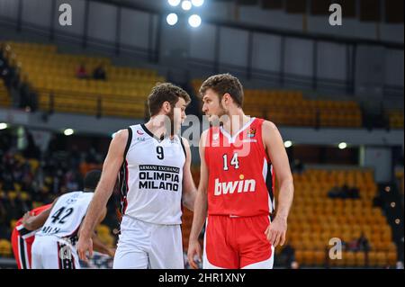 ATENE, GRECIA - FEBBRAIO 24: SASHA VEZENKOV, #14 di Olympiacos Pireo con NICOLO MELLI, #9 di AX Armani Exchange Milano in azione durante la stagione regolare dell'Eurolega Turkish Airlines turno 27 tra Olympiacos Pireo e AX Armani Exchange Milano allo Stadio della Pace e dell'amicizia il 24 febbraio 2022 ad Atene, Grecia. Credit: Stefanos Kyriazis/Alamy Live News Foto Stock